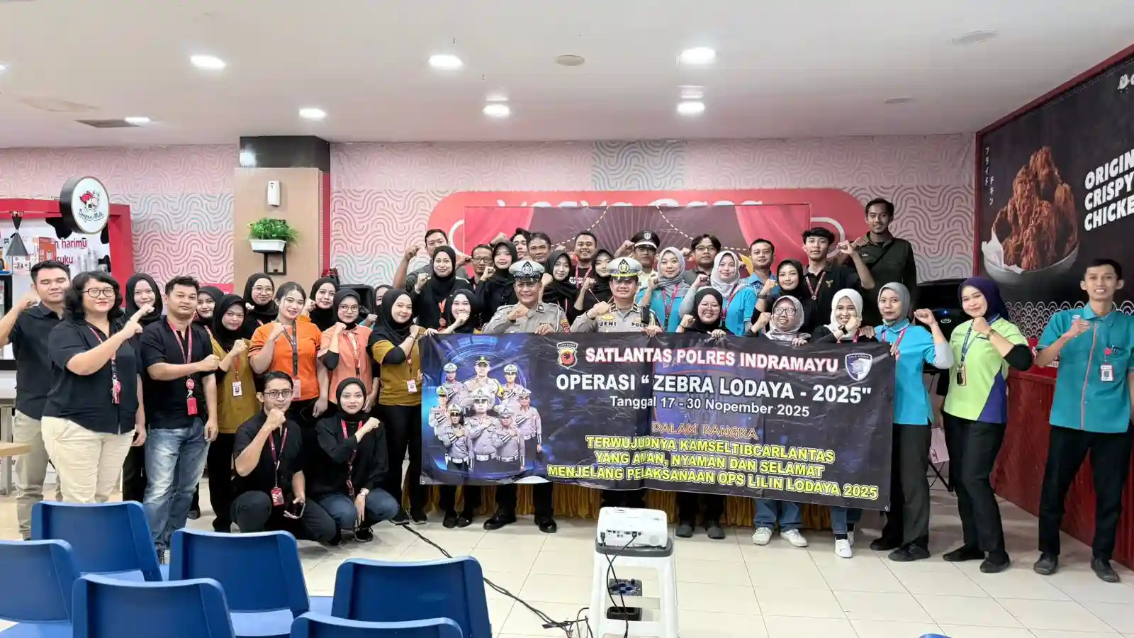 Satlantas Polres Indramayu Edukasi Berkendara Pada Pengunjung Toserba