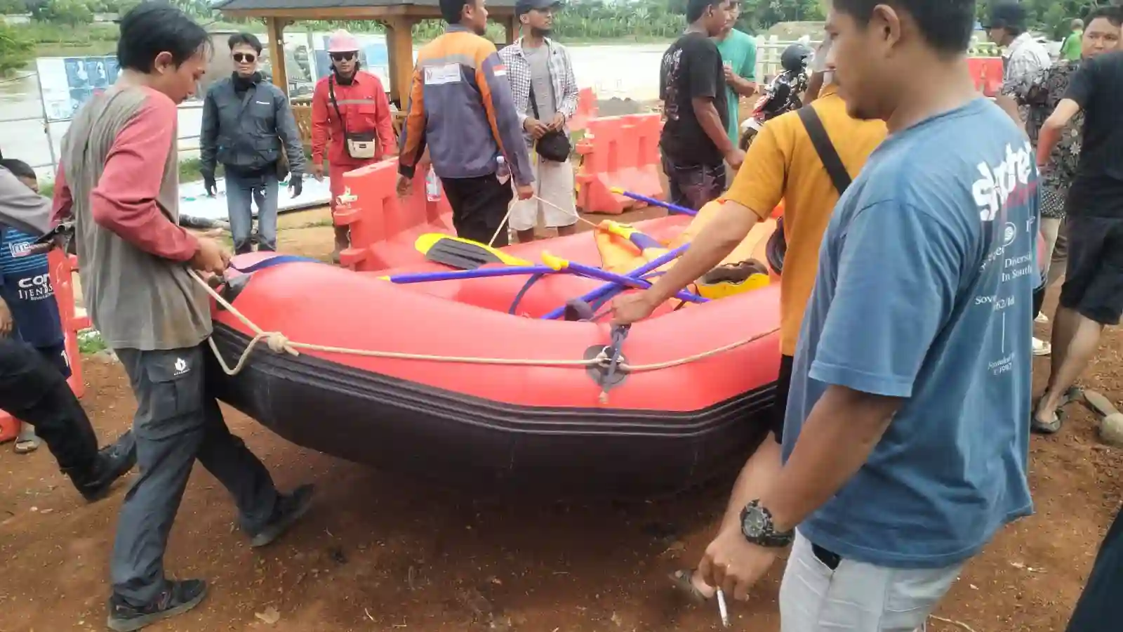 polsek lohbener ikut pencarian mahasiswa polindra
