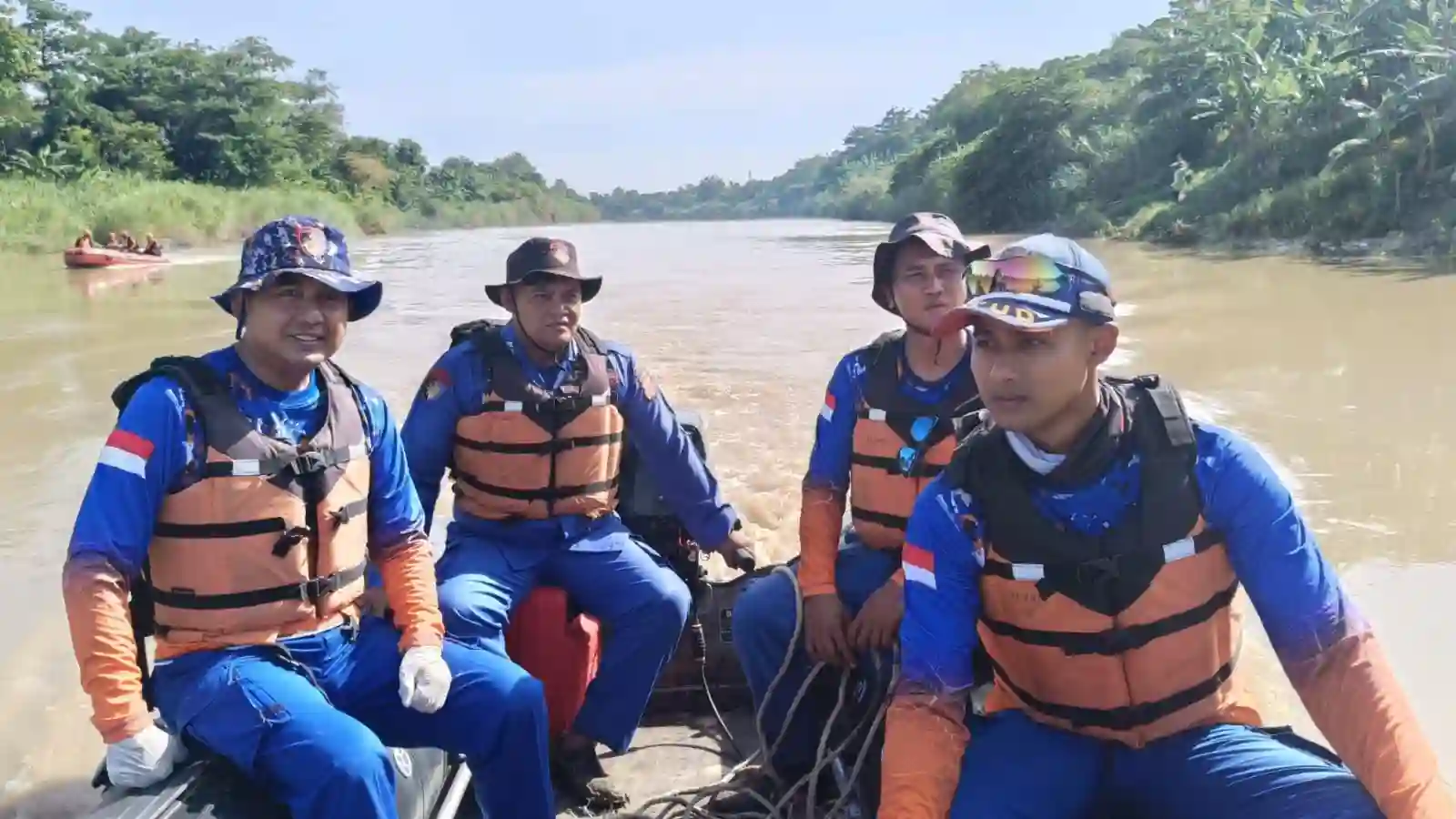 tim sar mencari 2 mahasiswa polindra hanyut