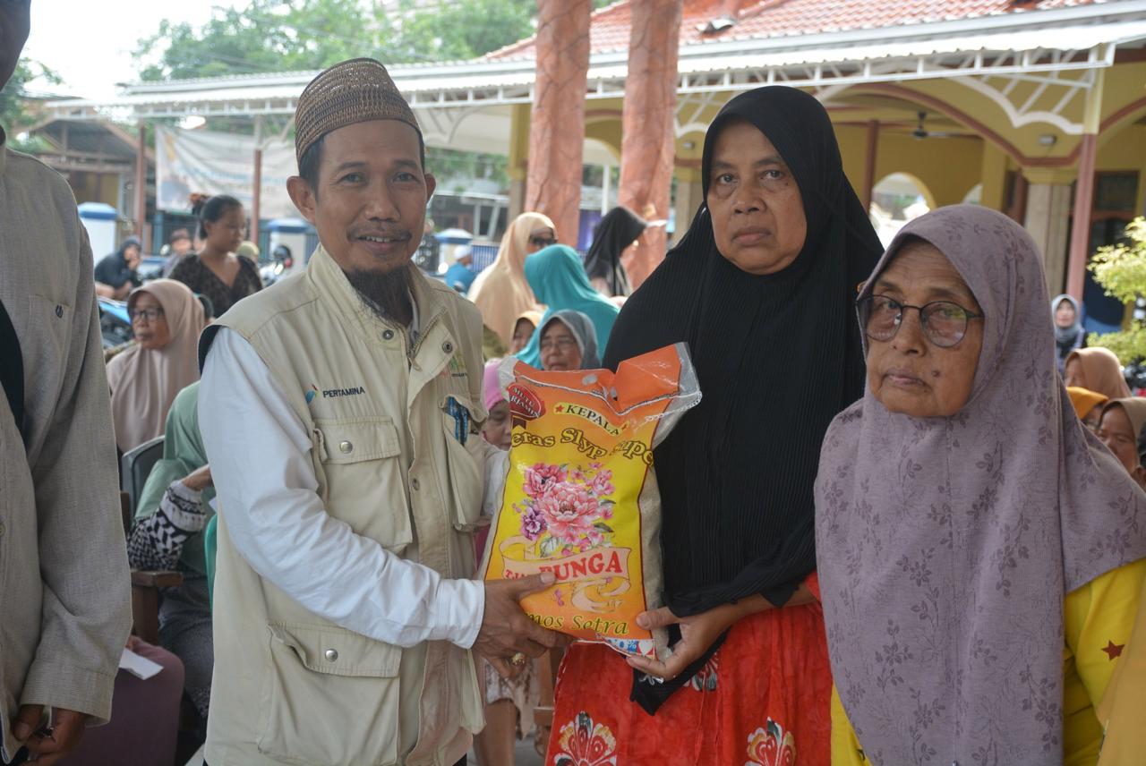 Ramadan 2026, Zakat Pekerja Pertamina Balongan Dibagikan ke Warga Desa Penyangga