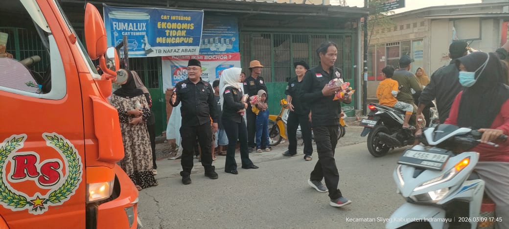 Ormas PIB Bagikan Ribuan Takjil untuk Pengguna Jalan di Sliyeg