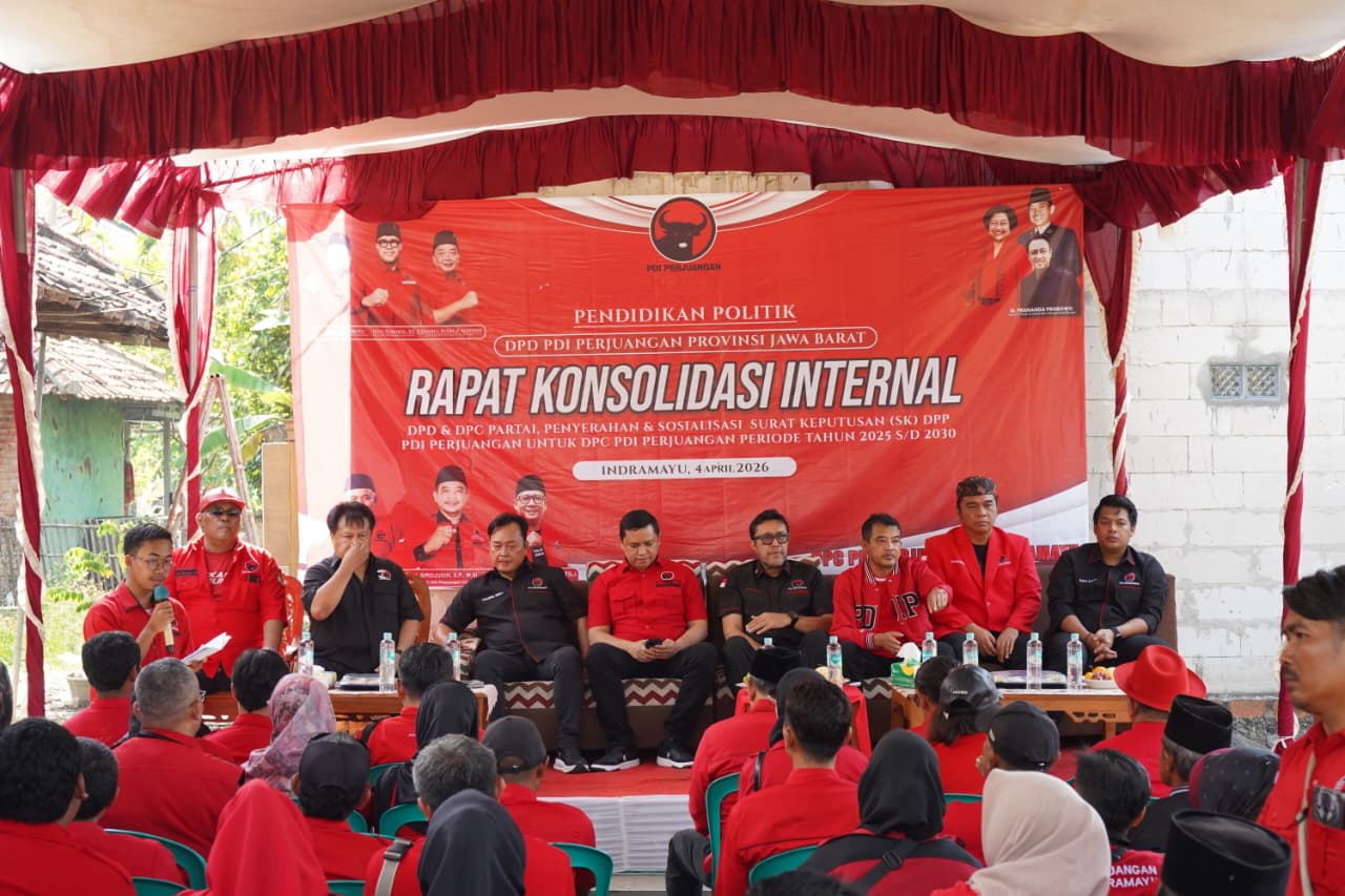 Perkuat Basis Akar Rumput, PDI Perjuangan Indramayu Serahkan SK dan Salurkan Bantuan Bedah Rumah